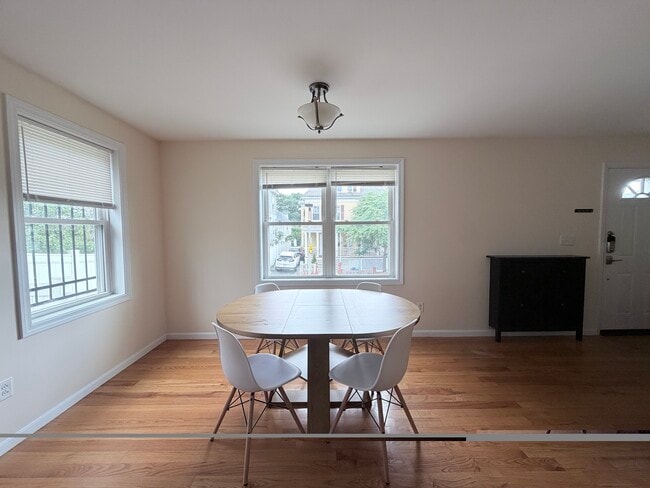 4 Half Moon St Unit 1