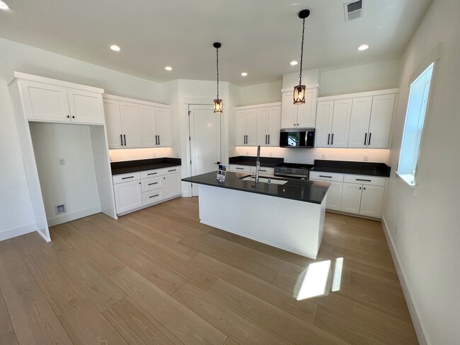 Photo - 210 Bogey Ln