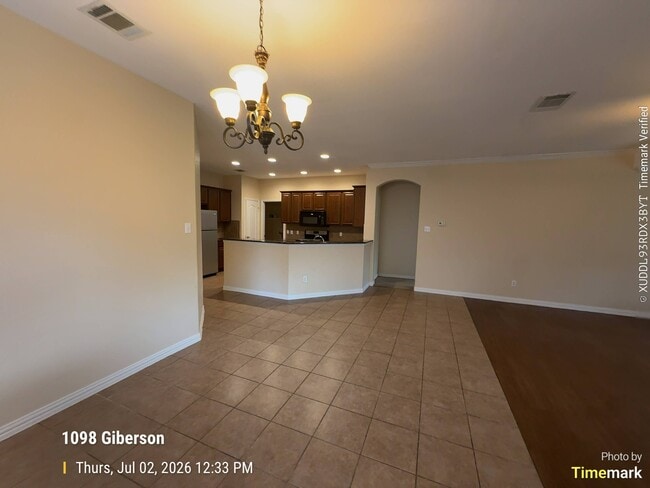 Photo - 1098 Giberson Way