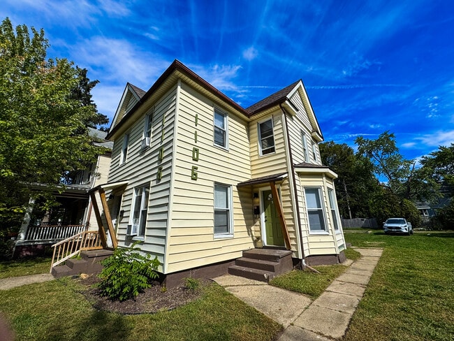 Photo - 1106 Portage Ave