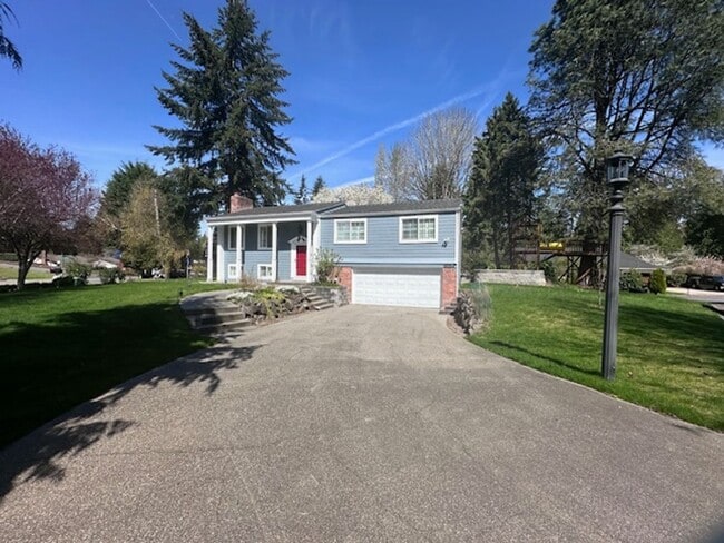 Photo - Charming 4 Bedroom Residence with Expansive Yard