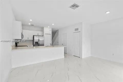 Photo - 957 NE 211th St