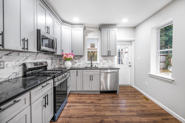 Building Photo - 515 Delamore Pl