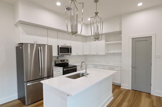 Building Photo - 421 E 41st St