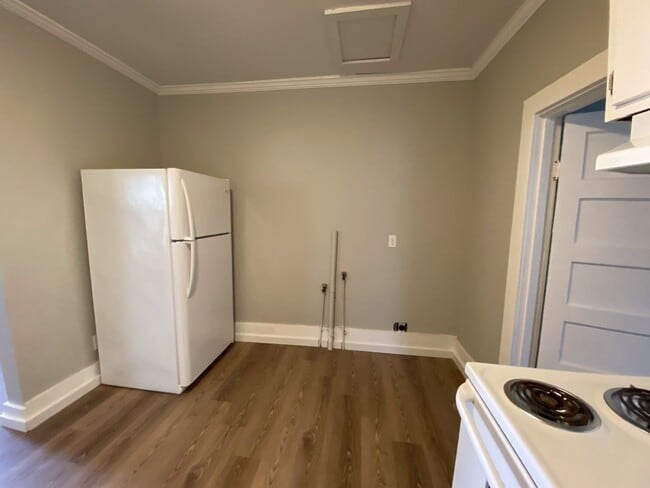 Building Photo - 817 W Matthews Ave Unit B