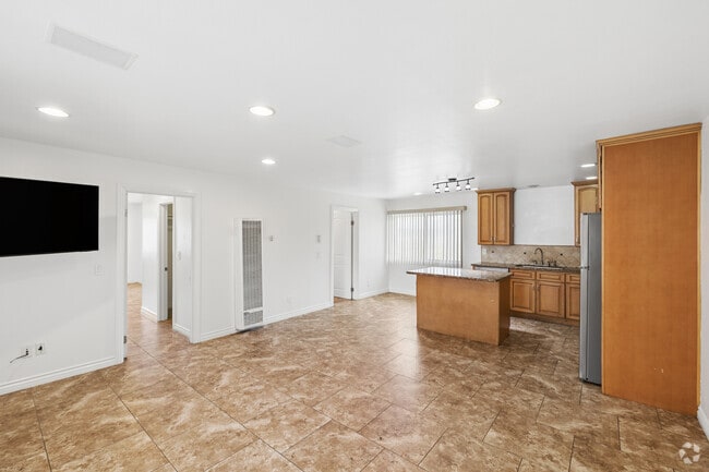 2BR, 2BA - 934SF - Living Room