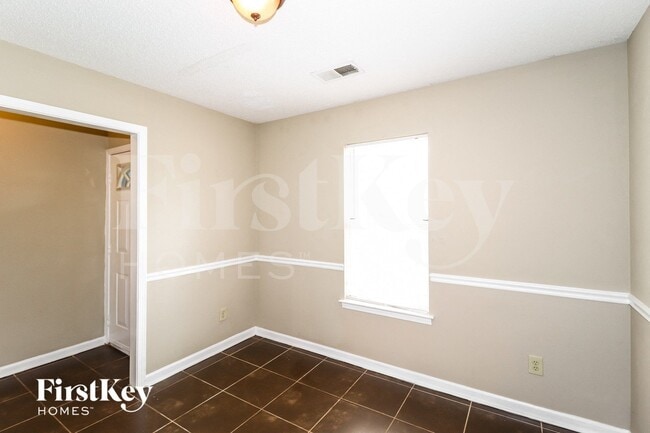 Photo - 5672 Riverhead Ave