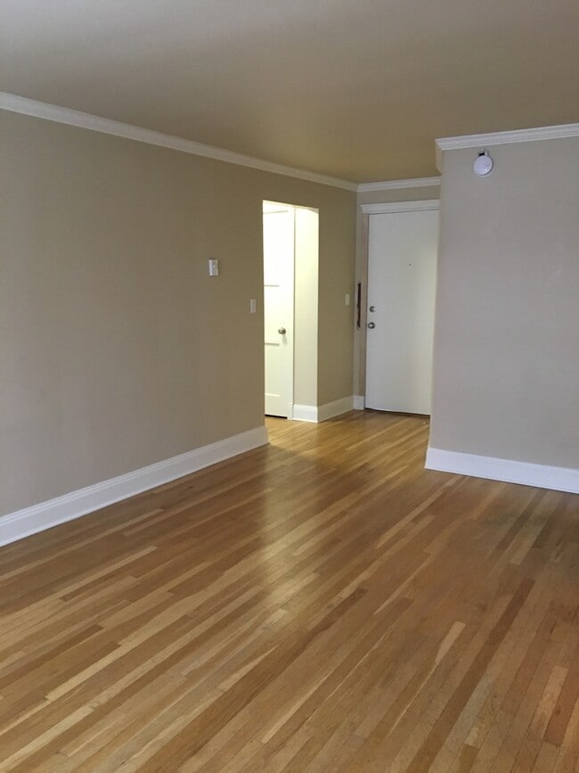 Building Photo - Remodeled, spacious one bedroom 1 block fr... Unit 105 Rental