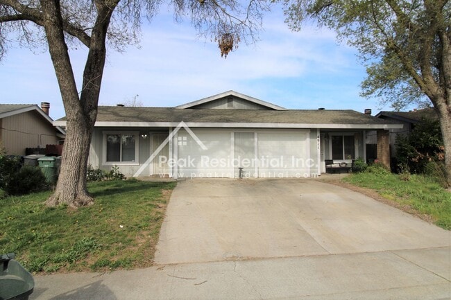 Building Photo - Cute 2bd/2ba Duplex with Garage - Walk to ...