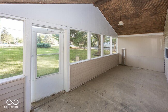 Photo - 915 E 108th St