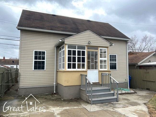 Building Photo - Charming 3 Bedroom 1.5 Bathroom Bungalow now available for rent!