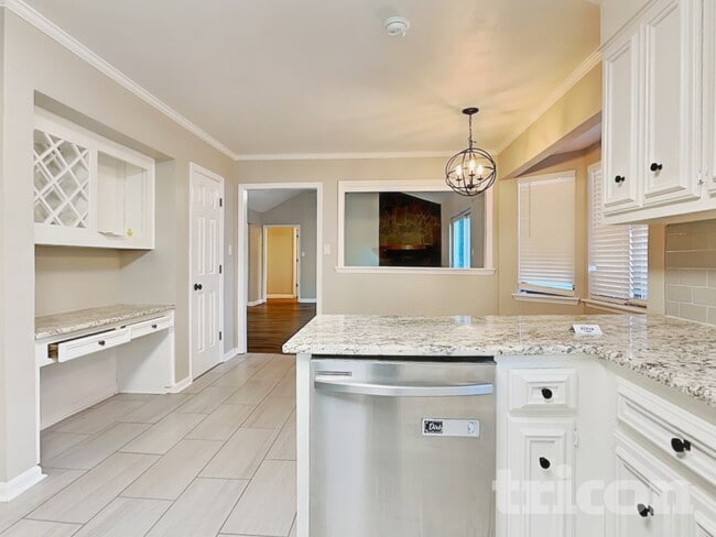 Photo - 4585 Hebbard Way