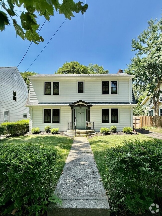 Building Photo - Three Bedroom Home in Kalamazoo