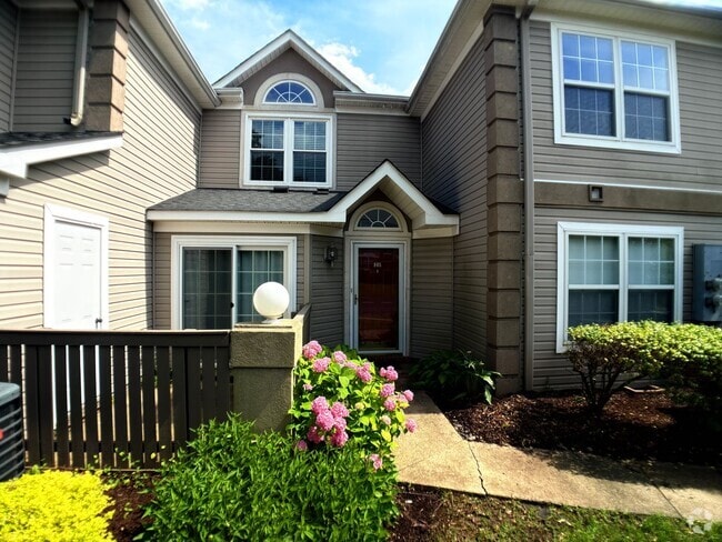 Building Photo - Move in Ready 2 bedroom condo Prime location
