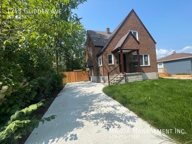 Building Photo - RENOVATED SPACIOUS 3BED/1.5 BATH HOUSE IN EAST WINDSOR! + UTILITIES!