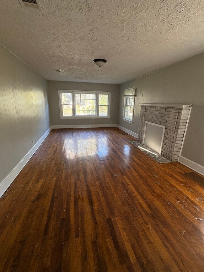 Photo - 1982 Johnson St