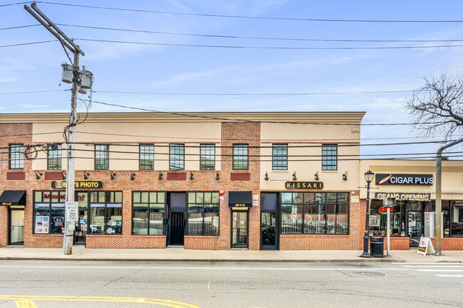 Building Photo - 409 Plandome Rd Unit H