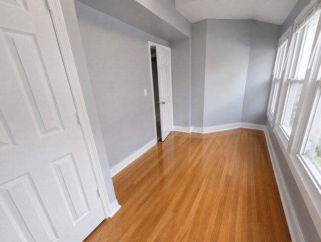 Photo - 406 Comstock St