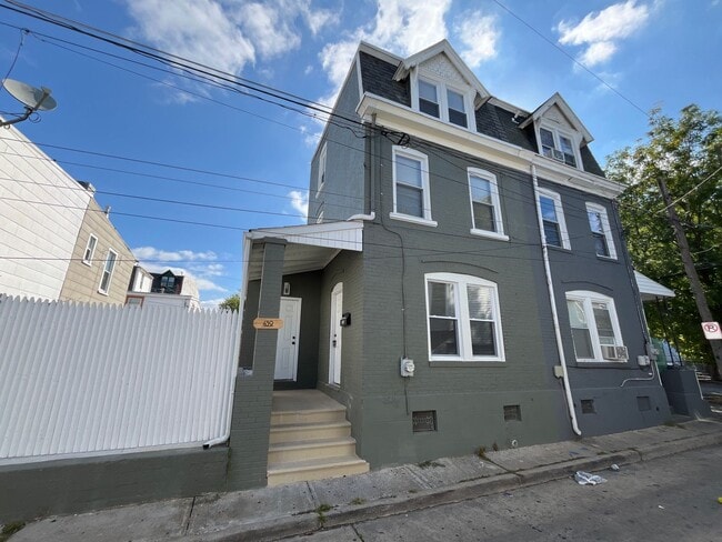 Building Photo - Fully Renovated and Modern 3-Bedroom, 1-Ba...