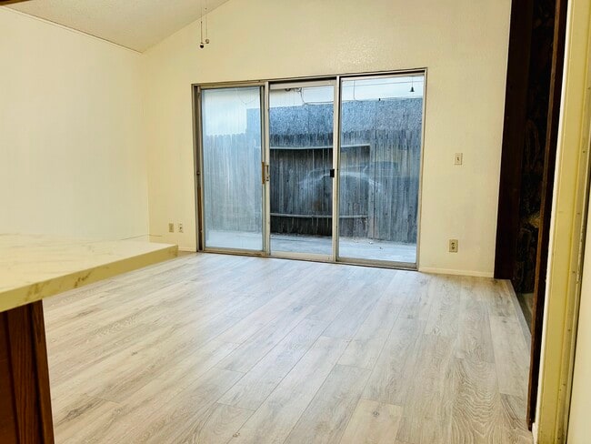 Photo - 2930 Lerwick Rd