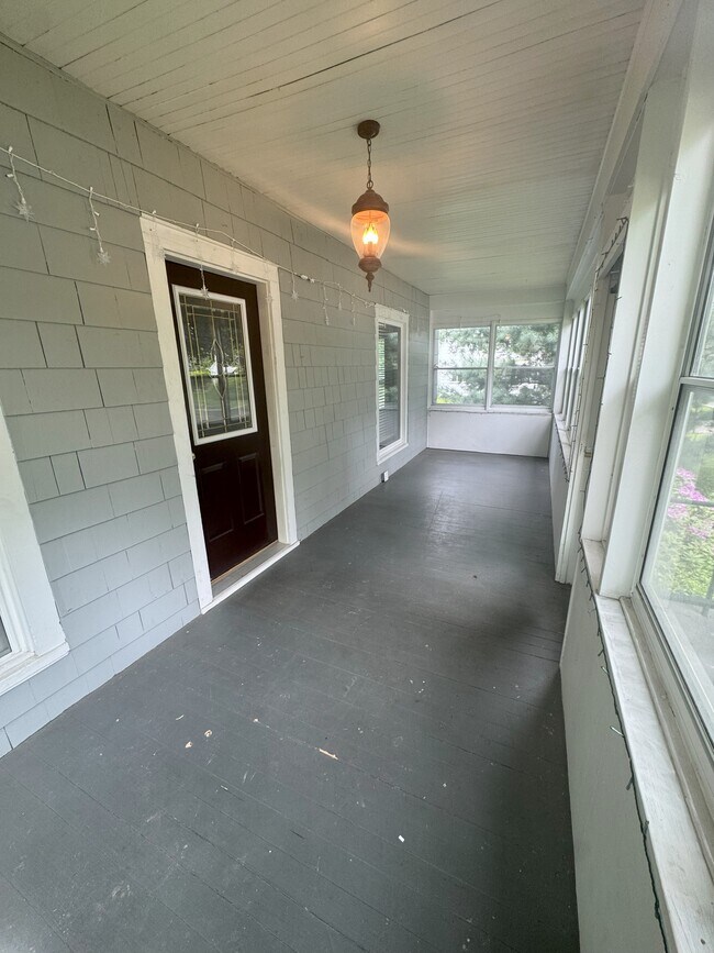 Enclosed front Porch - 42 Chappell St Unidad Lower
