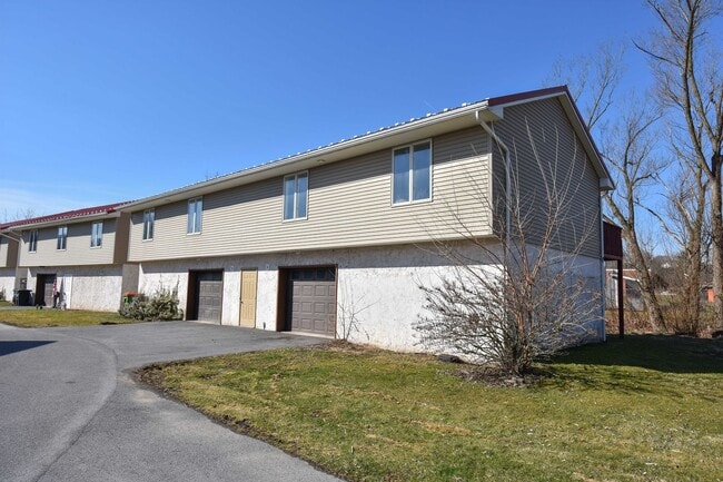 Building Photo - *** PENDING   APPLICATION *** Unit Apt 5