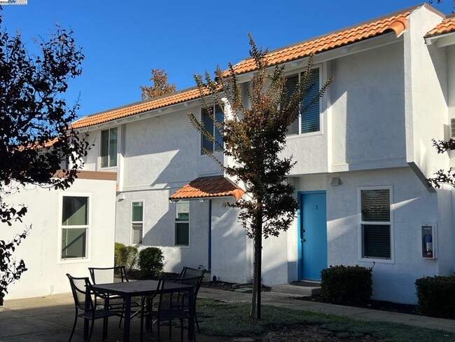 Building Photo - 3499 Norton Way Unit 8