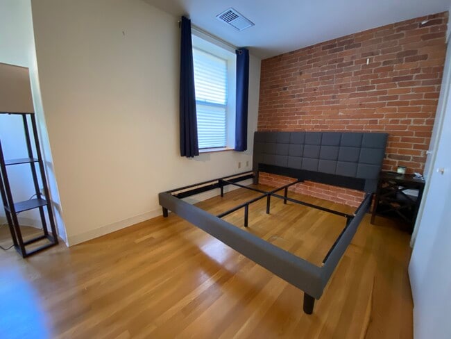 Photo - 84 Gainsborough St