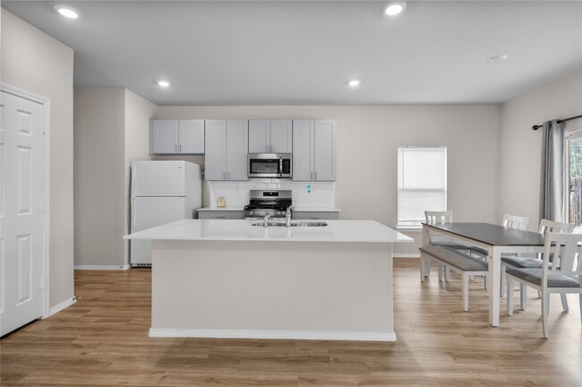 Building Photo - 707 Long Cedar Dr