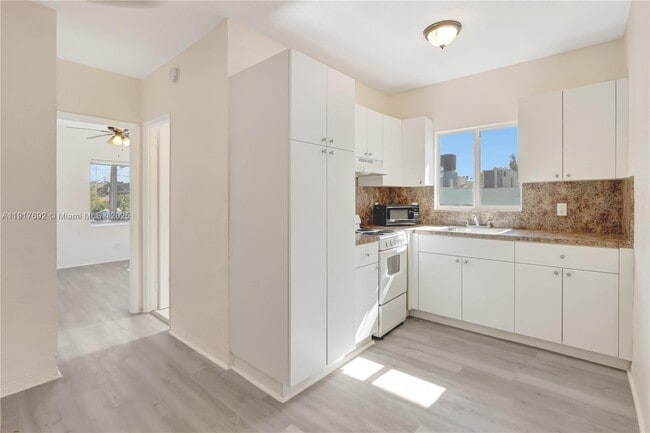 Building Photo - 711 SW 21st Ave Unit 715