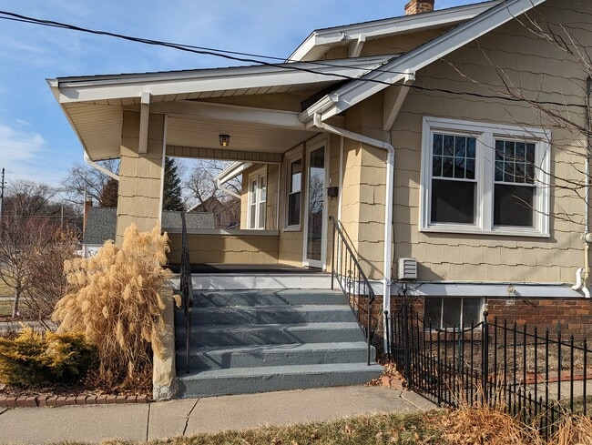 Amplio porche delantero cubierto - 3607 Franklin Ave Unidad 3607 Franklin Ave