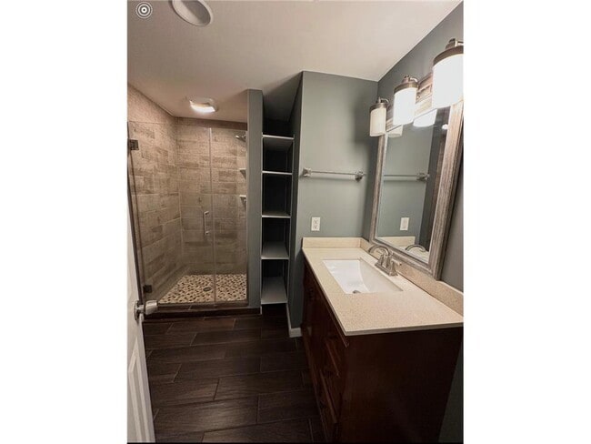 Photo - 1657 Helena Rd N