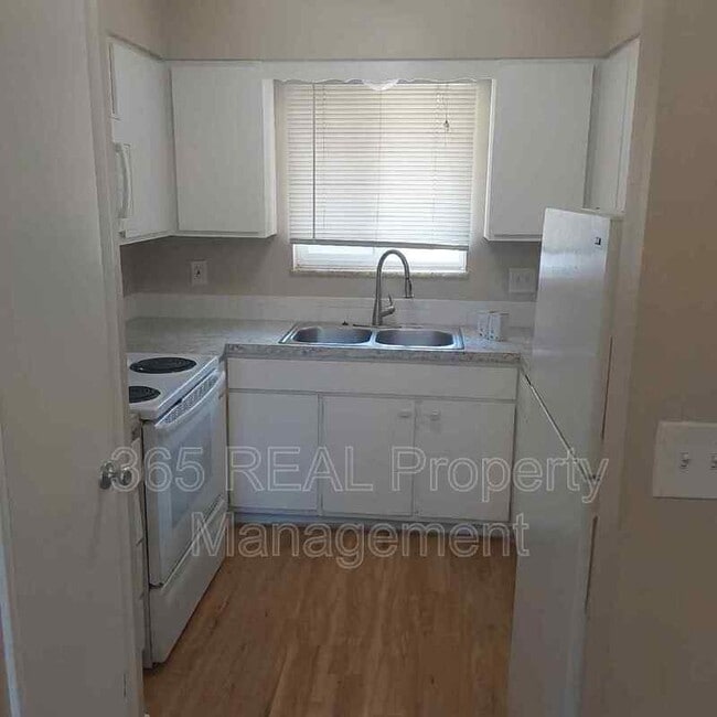 Photo - 1434 E 16th St