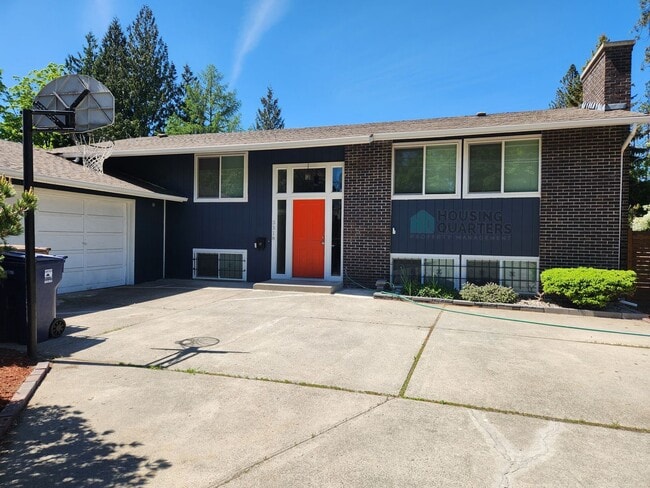 Building Photo - Single family home with large back yard!