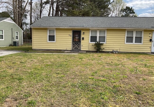 Building Photo - Nice two bedroom one bath duplex that is c...