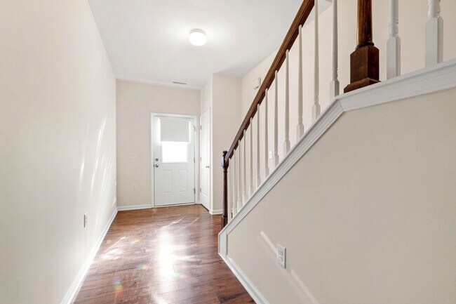 Photo - Elegant Townhome Near Southpoint Mall!
