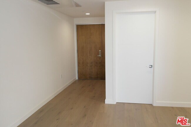 Photo - 105 S Mariposa Ave Unit 302