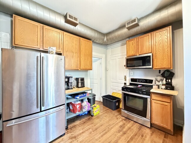 Photo - 1058 N Rockwell St Unidad F3