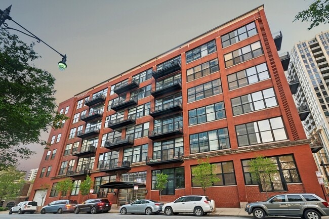 Building Photo - 525 W Superior St Unit 626