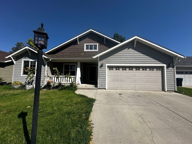 Building Photo - Beautiful Newly Renovated 3 Bedroom Home- ...