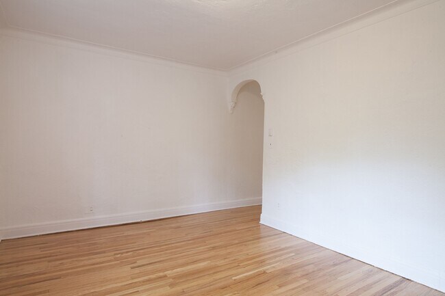 Photo - 4890 Queen Mary Road Unité 2