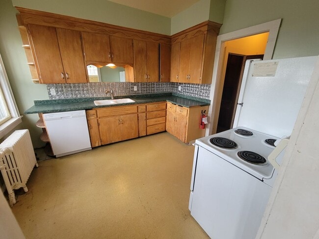 Photo - AVAILABLE JUNE 1ST -  Huge 4 Story Hillside Home!