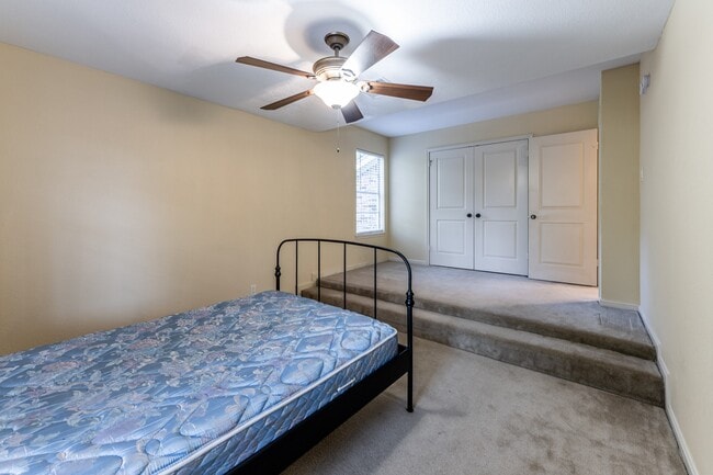 Photo - 422 River Oaks Dr