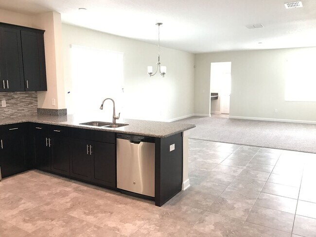 Photo - Newer 3/2.5ba Home at The Oaks in Moss Park with FREE Internet, Cable and Phone