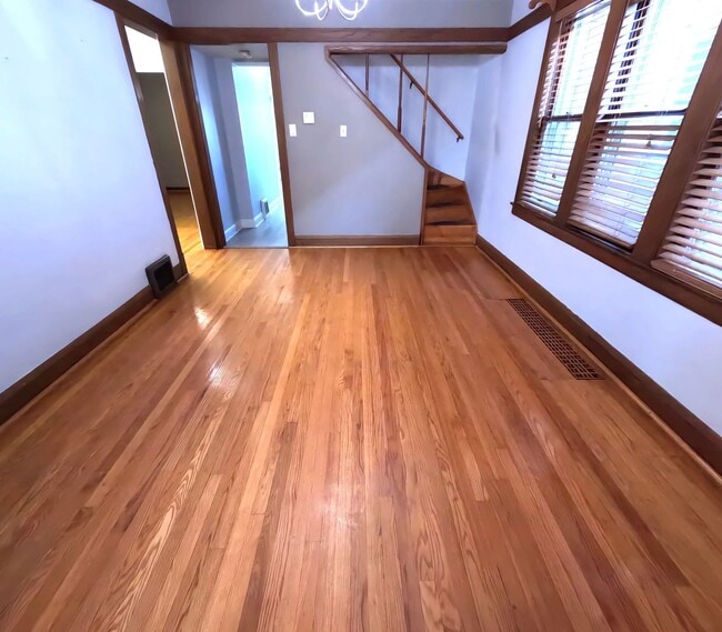 Photo - Exceptional single-family near UIC-DePaul University -North Park University