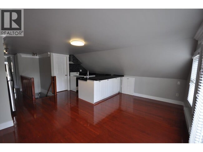 Photo - 7505 Kingsway