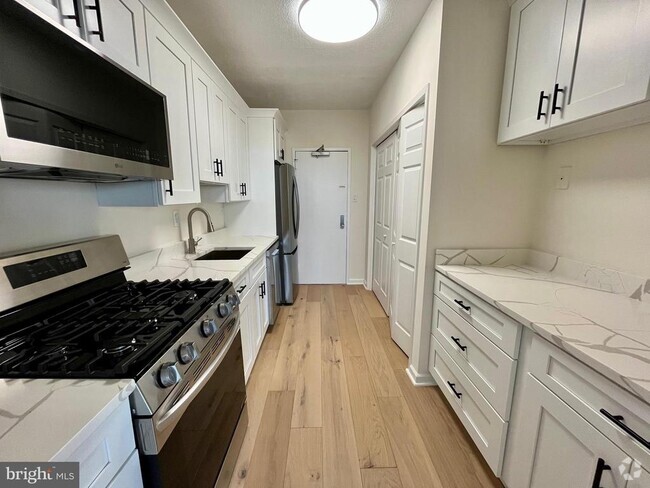 Building Photo - 4141 Henderson Rd Unit 912 Rental