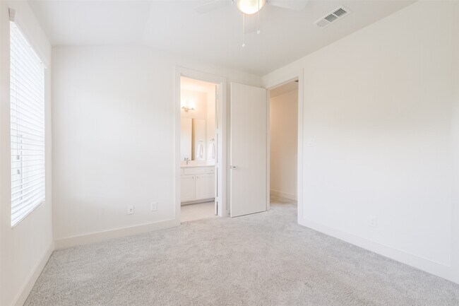 Photo - 4817 Martin Oaks Ln