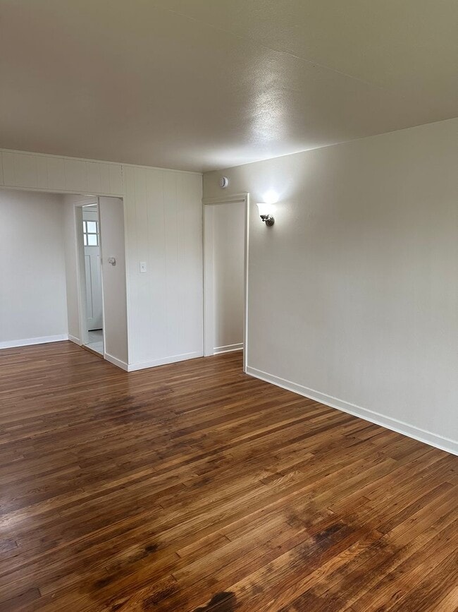 Photo - 1/2 Off 2nd Month's Rent Unidad 03-944