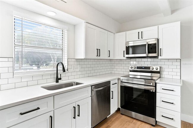 Building Photo - 300 S Nimbus Ave Unit 9